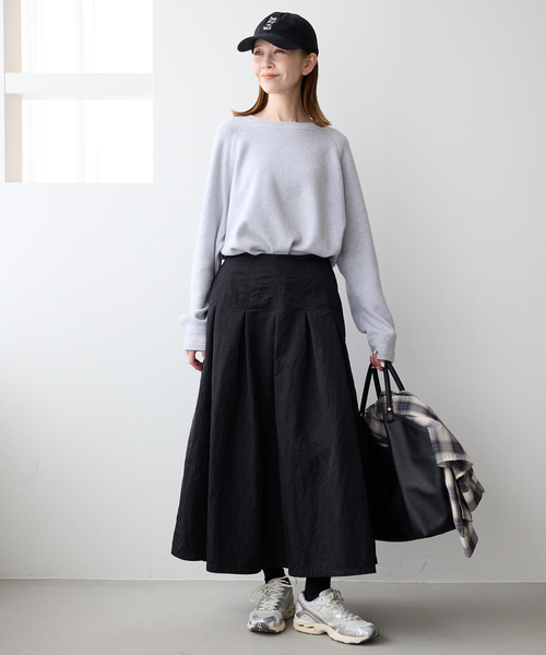 SLOBE IENA（スローブイエナ）の「《3サイズ展開》タフタタックフレアスカート（スカート・レディース・ベージュ/ブラック・38/36/34）」の3枚目の写真