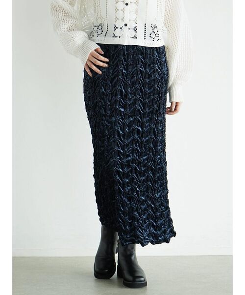 FIKA.（フィーカ）の「Crinkle velour skirt（スカート・レディース・キャメル/ベージュ/ネイビー・MEDIUM）」の2枚目の写真