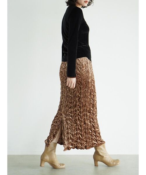 FIKA.（フィーカ）の「Crinkle velour skirt（スカート・レディース・キャメル/ベージュ/ネイビー・MEDIUM）」の3枚目の写真