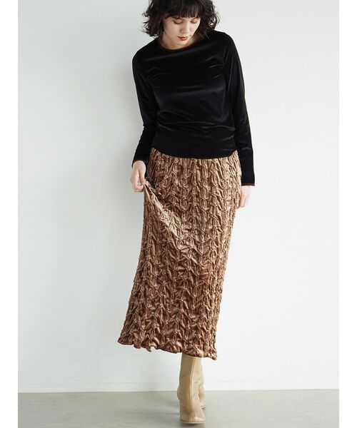 FIKA.（フィーカ）の「Crinkle velour skirt（スカート・レディース・キャメル/ベージュ/ネイビー・MEDIUM）」の21枚目の写真