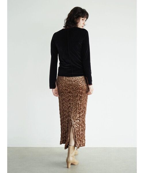 FIKA.（フィーカ）の「Crinkle velour skirt（スカート・レディース・キャメル/ベージュ/ネイビー・MEDIUM）」の4枚目の写真