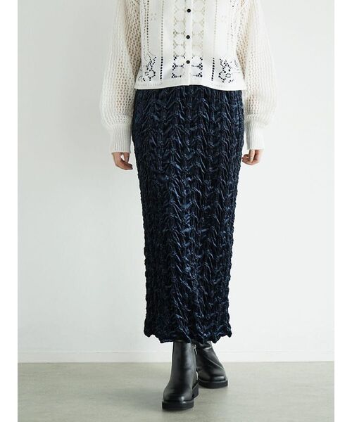 FIKA.（フィーカ）の「Crinkle velour skirt（スカート・レディース・キャメル/ベージュ/ネイビー・MEDIUM）」の5枚目の写真