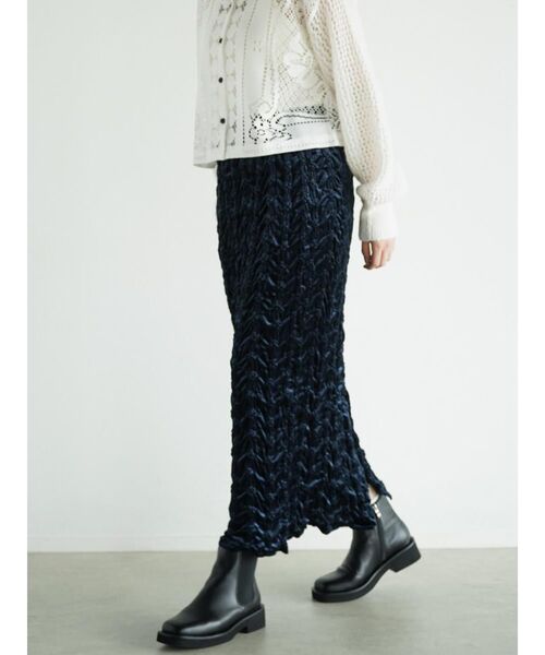 FIKA.（フィーカ）の「Crinkle velour skirt（スカート・レディース・キャメル/ベージュ/ネイビー・MEDIUM）」の6枚目の写真