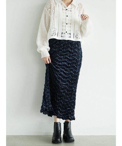 FIKA.（フィーカ）の「Crinkle velour skirt（スカート・レディース・キャメル/ベージュ/ネイビー・MEDIUM）」の7枚目の写真
