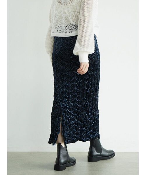 FIKA.（フィーカ）の「Crinkle velour skirt（スカート・レディース・キャメル/ベージュ/ネイビー・MEDIUM）」の8枚目の写真