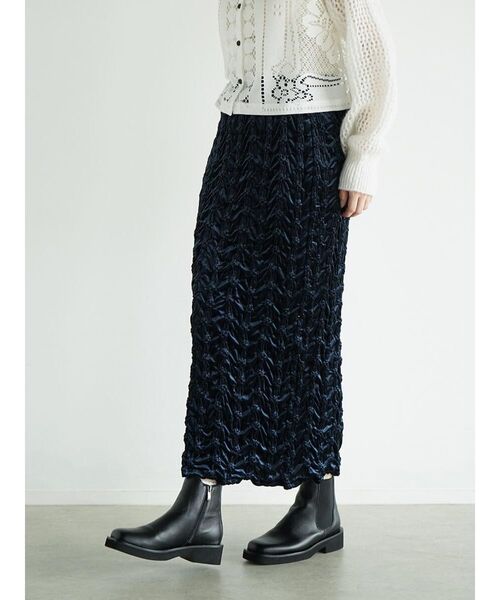 FIKA.（フィーカ）の「Crinkle velour skirt（スカート・レディース・キャメル/ベージュ/ネイビー・MEDIUM）」の9枚目の写真
