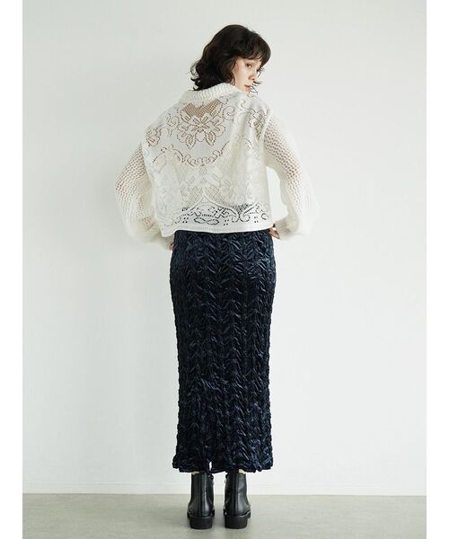 FIKA.（フィーカ）の「Crinkle velour skirt（スカート・レディース・キャメル/ベージュ/ネイビー・MEDIUM）」の12枚目の写真