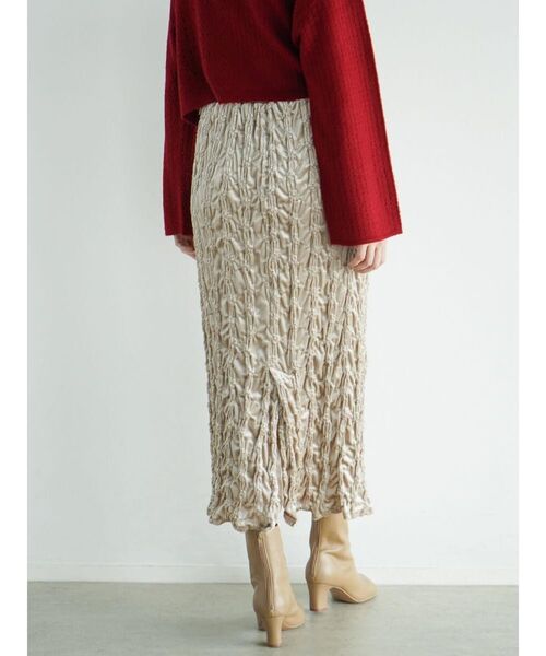 FIKA.（フィーカ）の「Crinkle velour skirt（スカート・レディース・キャメル/ベージュ/ネイビー・MEDIUM）」の17枚目の写真