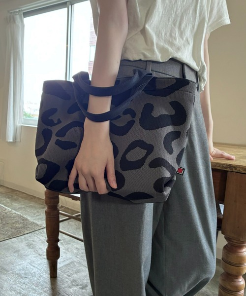 ARTISAN&ARTIST(アルティザンアンドアーティスト)の「「ARTISAN&ARTIST」ジャーナル・レオパード/デイリー(トートバッグ・レディース・ブラック×グレー・FREE)」の12枚目の写真