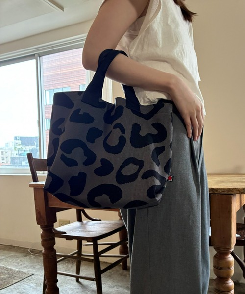 ARTISAN&ARTIST(アルティザンアンドアーティスト)の「「ARTISAN&ARTIST」ジャーナル・レオパード/デイリー(トートバッグ・レディース・ブラック×グレー・FREE)」の9枚目の写真