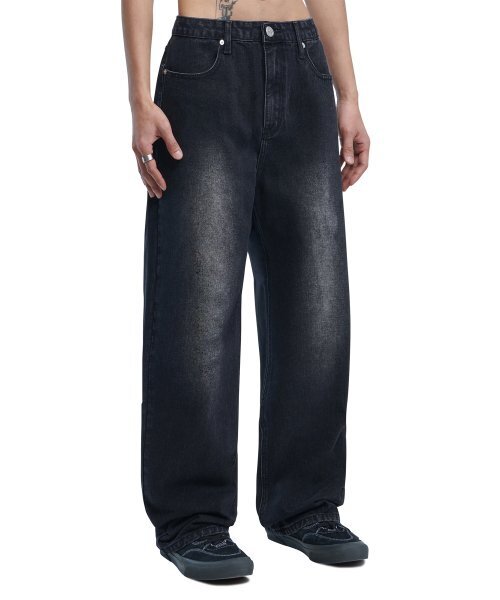 NOMANUAL(NOMANUAL)の「WASHED DENIM PANTS - BLACK(デニムパンツ・レディース・その他・SMALL/MEDIUM/LARGE/X-SMALL)」の1枚目の写真