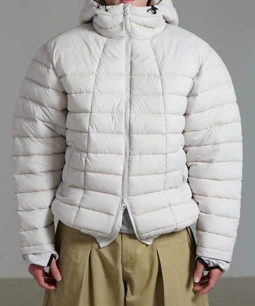 Chikashitsu +（チカシツプラス）の「【Chikashitsu +】light volume puffer jacket / 【チカシツプラス】ライトボリュームパファージャケット（ダウンジャケット/コート・メンズ・グレー/ブラック/アイボリー・ONE SIZE）」の4枚目の写真