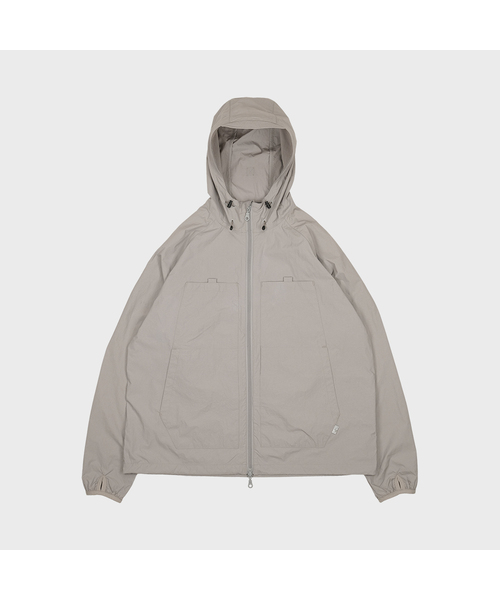 MMOGARDEN(エメモガーデン)の「packable windbreaker (2colors)(ナイロンジャケット・メンズ・グレイッシュベージュ/チャコール・1/3)」の2枚目の写真