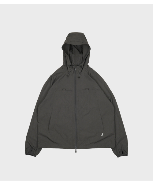 MMOGARDEN(エメモガーデン)の「packable windbreaker (2colors)(ナイロンジャケット・メンズ・グレイッシュベージュ/チャコール・1/3)」の3枚目の写真