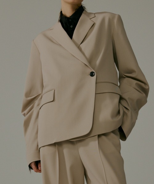 CINOH(チノ)の「WOOL DRAPE SLEEVES JACKET(テーラードジャケット・レディース・ベージュ・36)」の1枚目の写真