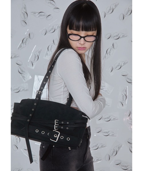 Heart Tattoo（ハートタトゥー）の「belt design damage shoulder bag / ダメージ調　ベルトショルダーバッグ（トートバッグ・レディース・ブラック系/グレー系・FREE）」の3枚目の写真