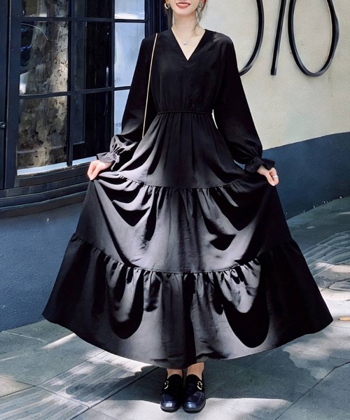 ONEP STAR(ワンピスター)の「Vネック×ティアードロングワンピース(ワンピース・レディース・ブラック・MEDIUM/LARGE/X-LARGE)」の1枚目の写真