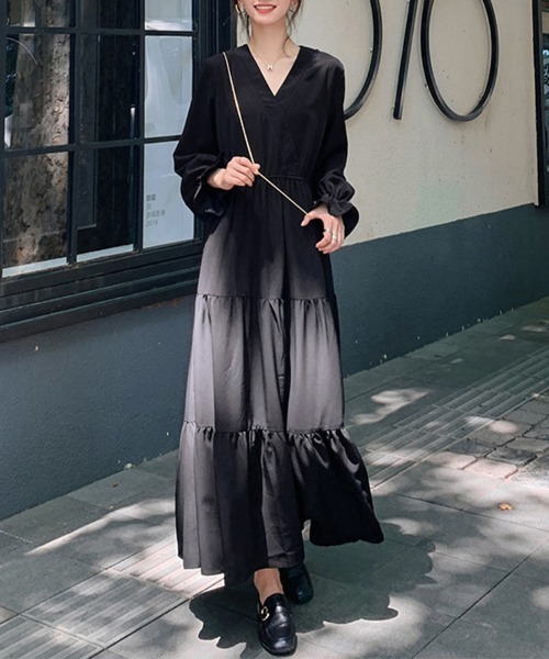 ONEP STAR(ワンピスター)の「Vネック×ティアードロングワンピース(ワンピース・レディース・ブラック・MEDIUM/LARGE/X-LARGE)」の2枚目の写真