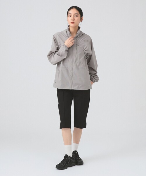 THE NORTH FACE（ザノースフェイス）の「THE NORTH FACE / スウォッシュ ジャケット（ナイロンジャケット・レディース・グレー・MEDIUM）」の2枚目の写真