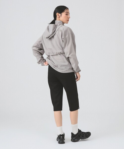 THE NORTH FACE（ザノースフェイス）の「THE NORTH FACE / スウォッシュ ジャケット（ナイロンジャケット・レディース・グレー・MEDIUM）」の3枚目の写真