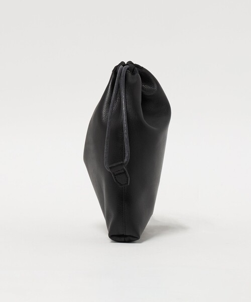 UNITED ARROWS(ユナイテッドアローズ)の「UNFINISHED LEATHER PURSE/アンフィニッシュドレザー 巾着バッグ(ハンドバッグ・メンズ・ブラック・FREE)」の2枚目の写真