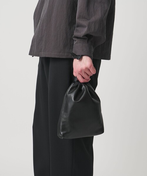 UNITED ARROWS(ユナイテッドアローズ)の「UNFINISHED LEATHER PURSE/アンフィニッシュドレザー 巾着バッグ(ハンドバッグ・メンズ・ブラック・FREE)」の12枚目の写真