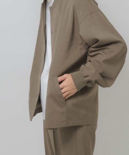 ITEMS URBANRESEARCH（アイテムズ アーバンリサーチ）の「『イージーケア/吸水速乾/接触冷感』高機能ドライタッチスナップブルゾン（ブルゾン・メンズ・ベージュ/スミクロ/グレー/カーキ・MEDIUM/LARGE）」の19枚目の写真