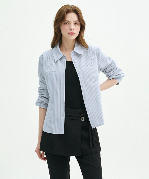 MICANE（ミケーネ）の「ボニー ピンタックストライプシャツ（シャツ/ブラウス・レディース・ライトグレー/ベージュ・LARGE/MEDIUM/X-LARGE/SMALL）」の3枚目の写真