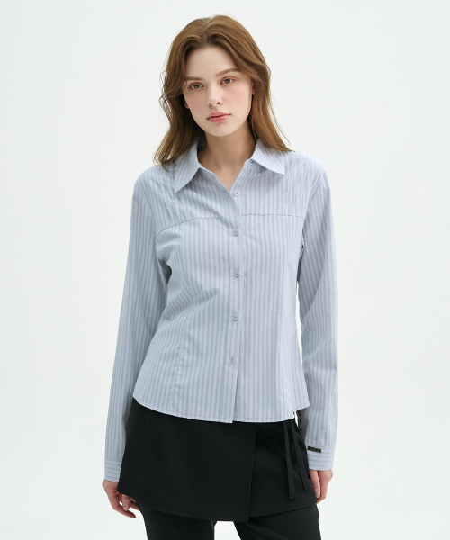 MICANE（ミケーネ）の「ボニー ピンタックストライプシャツ（シャツ/ブラウス・レディース・ライトグレー/ベージュ・LARGE/MEDIUM/X-LARGE/SMALL）」の4枚目の写真