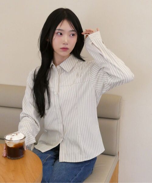 MICANE（ミケーネ）の「ボニー ピンタックストライプシャツ（シャツ/ブラウス・レディース・ライトグレー/ベージュ・LARGE/MEDIUM/X-LARGE/SMALL）」の14枚目の写真