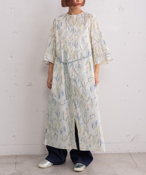 POU DOU DOU（プードゥドゥ）の「ダンシングフラワーフレア袖ワンピース（ワンピース・レディース・ブルー/キナリ・3）」の2枚目の写真