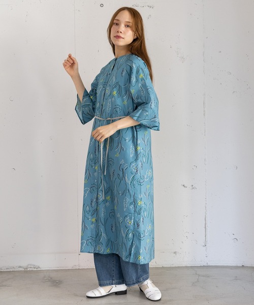 POU DOU DOU（プードゥドゥ）の「ダンシングフラワーフレア袖ワンピース（ワンピース・レディース・ブルー/キナリ・3）」の4枚目の写真