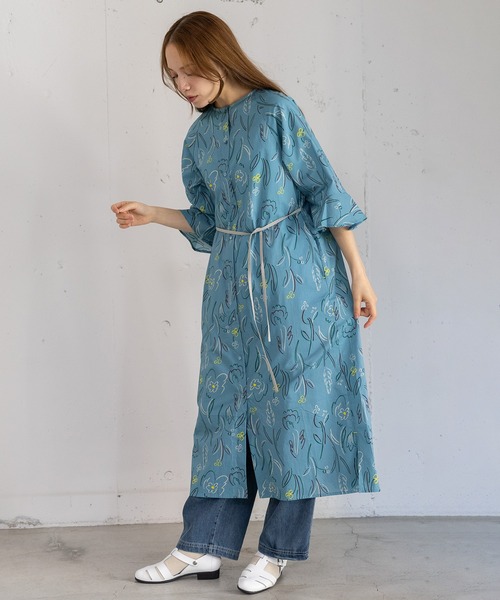 POU DOU DOU（プードゥドゥ）の「ダンシングフラワーフレア袖ワンピース（ワンピース・レディース・ブルー/キナリ・3）」の6枚目の写真