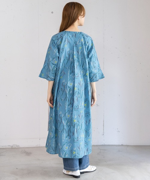 POU DOU DOU（プードゥドゥ）の「ダンシングフラワーフレア袖ワンピース（ワンピース・レディース・ブルー/キナリ・3）」の7枚目の写真