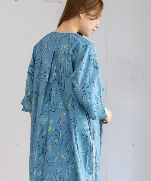 POU DOU DOU（プードゥドゥ）の「ダンシングフラワーフレア袖ワンピース（ワンピース・レディース・ブルー/キナリ・3）」の12枚目の写真