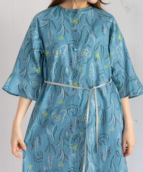 POU DOU DOU（プードゥドゥ）の「ダンシングフラワーフレア袖ワンピース（ワンピース・レディース・ブルー/キナリ・3）」の14枚目の写真