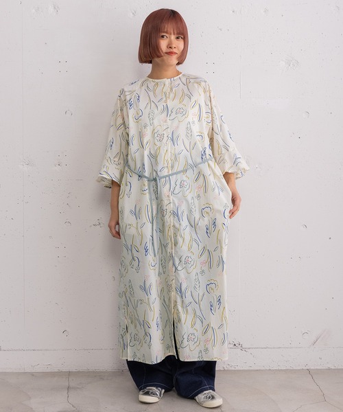 POU DOU DOU（プードゥドゥ）の「ダンシングフラワーフレア袖ワンピース（ワンピース・レディース・ブルー/キナリ・3）」の15枚目の写真