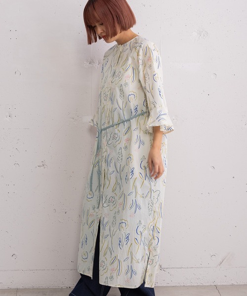 POU DOU DOU（プードゥドゥ）の「ダンシングフラワーフレア袖ワンピース（ワンピース・レディース・ブルー/キナリ・3）」の19枚目の写真