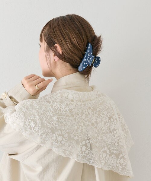 mystic（ミスティック）の「フラワービジューヘアクリップ（ブローチ/コサージュ・レディース・ネイビー・ONE SIZE）」の3枚目の写真