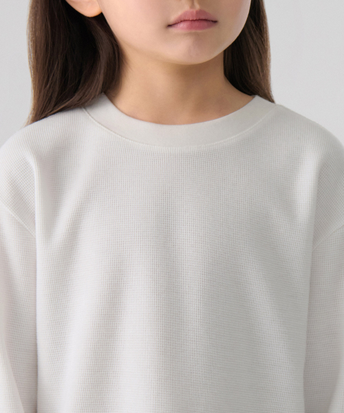 MUSINSA STANDARD KIDS（ムシンサスタンダードキッズ）の「ワッフルリラックスドクルーネック長袖Tシャツ[アイボリー]（Tシャツ/カットソー・レディース・その他・100/110/120/130/140/150/160）」の4枚目の写真