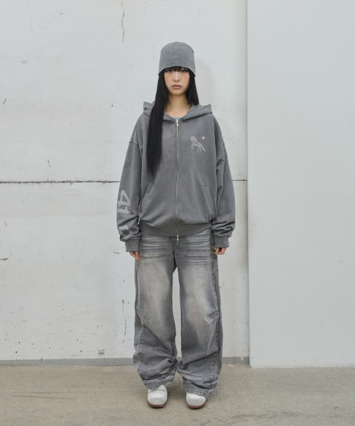 41PRAY（サイルプレイ）の「Midnight Horse Zip-up Hoodie / Pig Grey（パーカー・レディース・チャコールグレー・OS）」の2枚目の写真