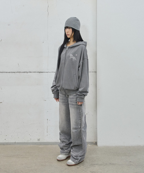 41PRAY（サイルプレイ）の「Midnight Horse Zip-up Hoodie / Pig Grey（パーカー・レディース・チャコールグレー・OS）」の3枚目の写真
