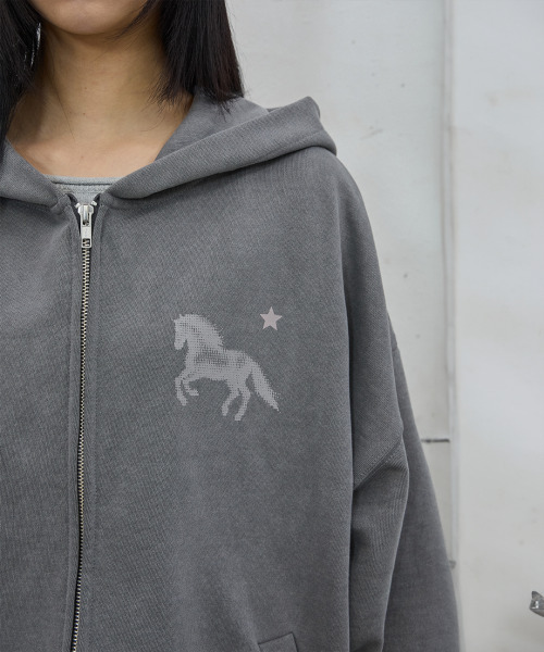 41PRAY（サイルプレイ）の「Midnight Horse Zip-up Hoodie / Pig Grey（パーカー・レディース・チャコールグレー・OS）」の5枚目の写真