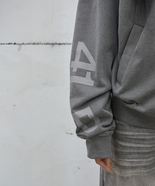 41PRAY（サイルプレイ）の「Midnight Horse Zip-up Hoodie / Pig Grey（パーカー・レディース・チャコールグレー・OS）」の7枚目の写真