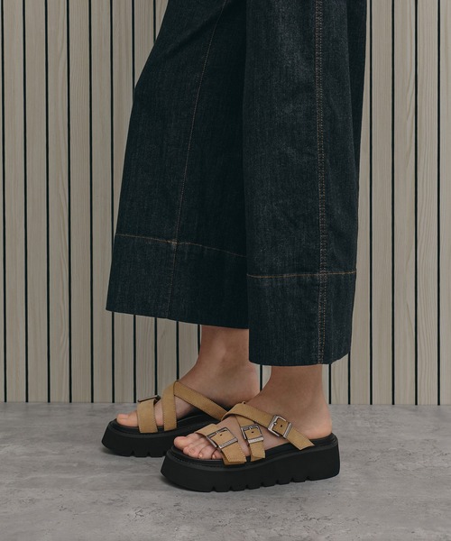 CHARLES & KEITH（チャールズ & キース）の「Laine レイン バックルプラットフォーム サンダル（サンダル・レディース・サンドベージュ/ブラック・25cm/25.5cm/24.5cm/23.5cm/23cm/22.5cm）」の2枚目の写真