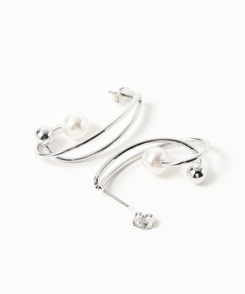 BEAMS HEART(ビームスハート)の「フェイクパール ライン ピアス(ピアス(両耳用)・レディース・ゴールド/シルバー・ONE SIZE)」の3枚目の写真