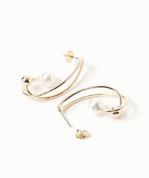 BEAMS HEART(ビームスハート)の「フェイクパール ライン ピアス(ピアス(両耳用)・レディース・ゴールド/シルバー・ONE SIZE)」の4枚目の写真