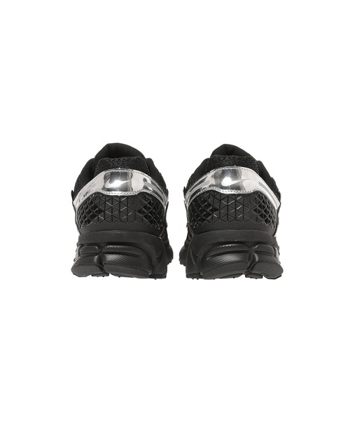 NIKE（ナイキ）の「NIKE WMNS ZOOM VOMERO 5 CHROME IV4311-002（スニーカー・メンズ・ブラック・26cm/28.5cm/26.5cm/27cm/27.5cm/28cm）」の3枚目の写真