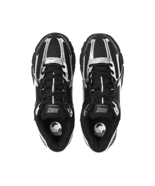 NIKE（ナイキ）の「NIKE WMNS ZOOM VOMERO 5 CHROME IV4311-002（スニーカー・メンズ・ブラック・26cm/28.5cm/26.5cm/27cm/27.5cm/28cm）」の4枚目の写真