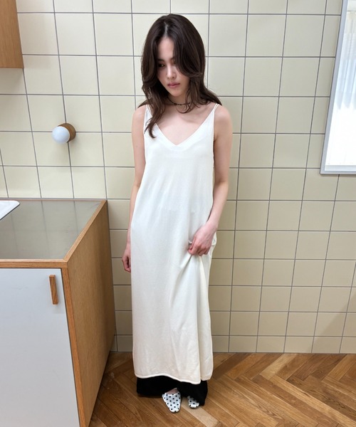FUULLY STUDIO(フーリィーステューディオ)の「Vネックニットキャミワンピース(ワンピース・レディース・チャコールグレー/アイボリー・FREE)」の5枚目の写真